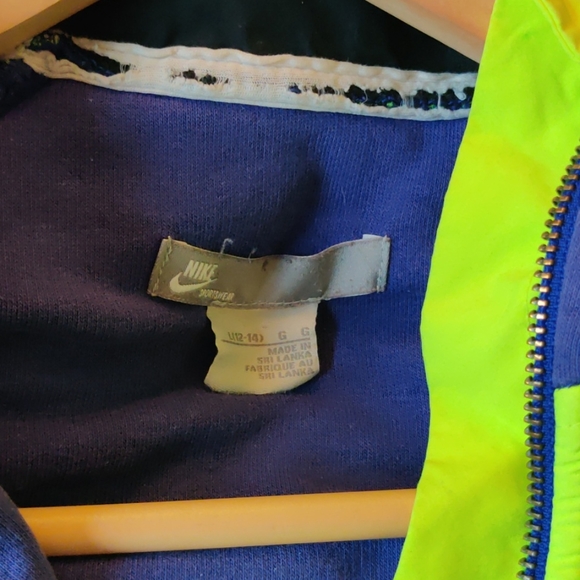 Nike hooded sweatshirt with fun neon details - Picture 9 of 11